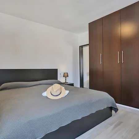 Golden Sand, Heated Pool, Air Con, Bbq Apartment