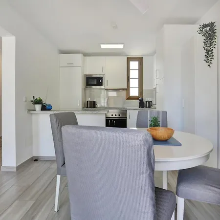Golden Sand, Heated Pool, Air Con, Bbq Apartment