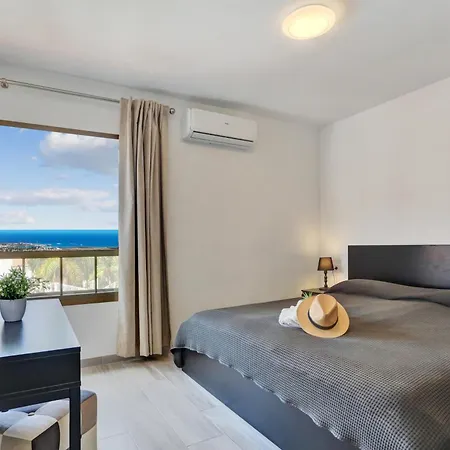 Golden Sand, Heated Pool, Air Con, Bbq Apartment *
